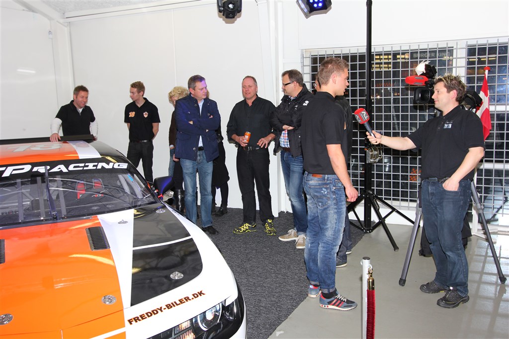 Den lokale tv-station havde også fundet vej til præsentationen
(Foto: Motorsporten.dk)